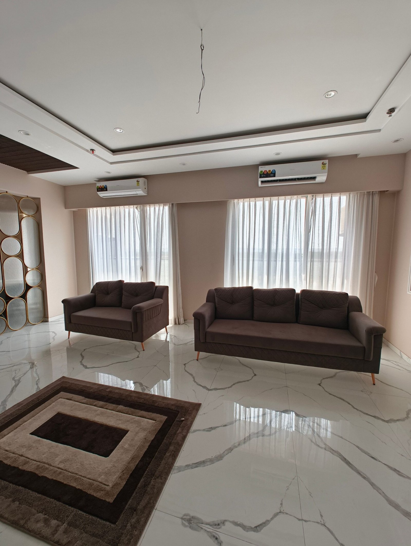 Spacious modern living room featuring elegant sofas and chic decor for a refined ambiance.